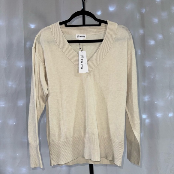 Elegant Off-White V-Neck Sweater - Picture 1 of 4